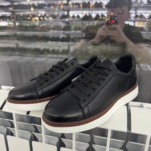 Мужские кожаные кеды низкие с коричневыми вставками.