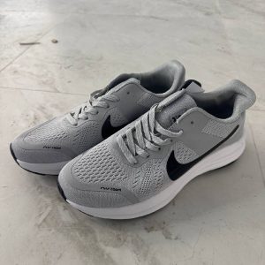 Мужские легкие кроссовки в сетку Nike.
